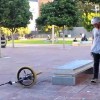 Le BMX Rider Feeble effectue une jolie cascade en ridant