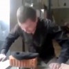 Un Russe tente de casser une brique avec sa tête et échoue misérablement