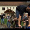 Il tente un saut en vélo et se retrouve KO