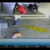 Il baisse son pantalon et fait caca dans un garage