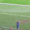 Un petit bout de 2 ans marque un but, il est encensé par le public