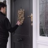 Frapper à la porte est tellement démodé ..